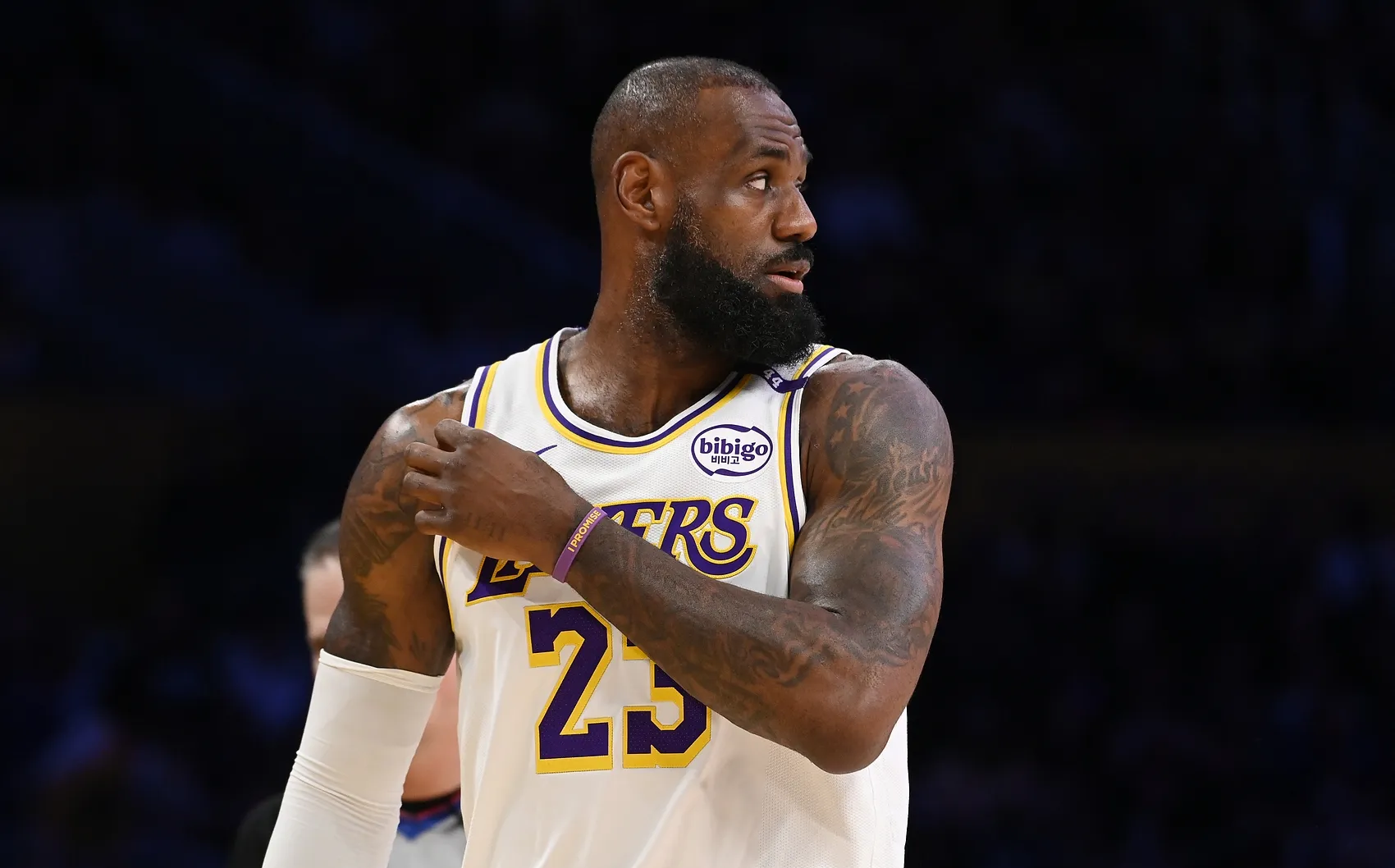  詹姆斯连续七场比赛得分超过大胜，FPX挑战极限！